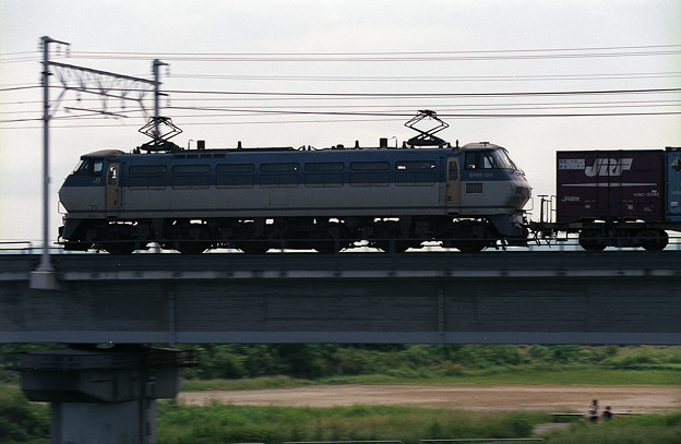 写真: 【ネガ】EF66 貨物列車　橋梁通過中