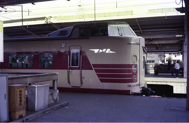 【ネガ】381系　先頭車側面　輝くJNRマーク　1978年　名古屋駅（再スキャン）
