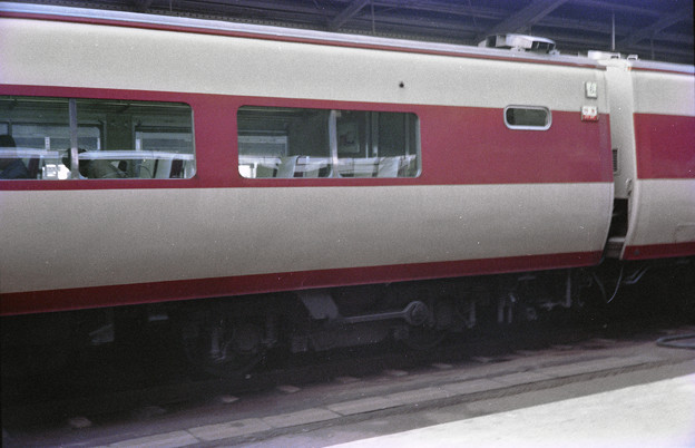 【ネガ】サロ381（6号車）車体の絞込曲線美　1978年　名古屋駅（再スキャン）