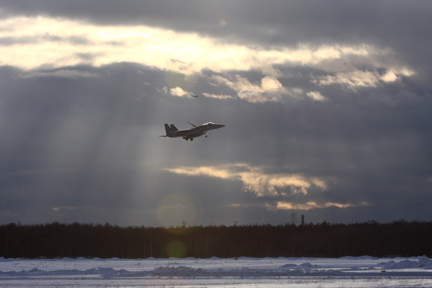 写真: F-15 雲間から光の中
