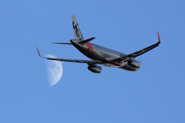 写真: A320 with Moon