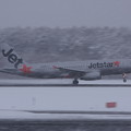 写真: A320 JA09JJ 雪降る中TakeOff
