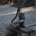 写真: 手押し井戸ポンプ