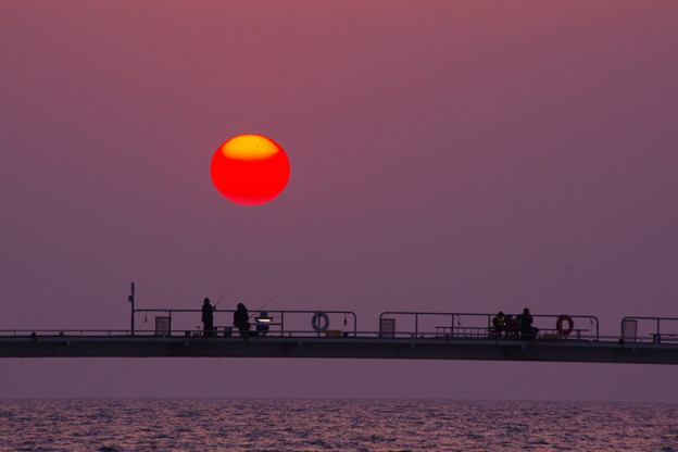 写真: 真っ赤な夕陽