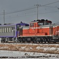 写真: 雪景色と配給列車