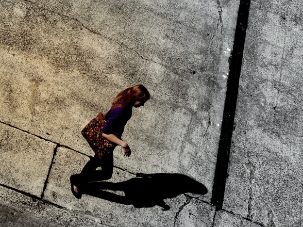 写真: walk with shadow
