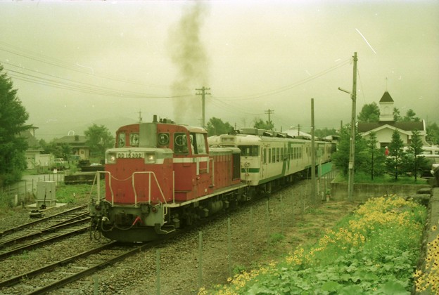 DD16 302 diesel hauls EMU 169 on Koumi Line