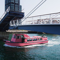 写真: 跳ね橋と観光船