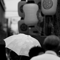 写真: 祇園祭 菊水鉾と白い日傘 モノク