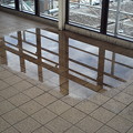 写真: 京成津田沼駅乗り換え通路の水溜り