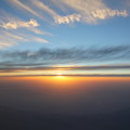 写真: 飛行機から見た夕陽