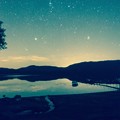 湖畔の星空