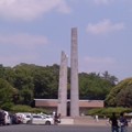 写真: 横浜市戦没者慰霊塔（5月18日）。
