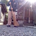 写真: 塩釜神社清掃奉仕中（11月18日、角田晶生）