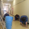写真: 甲板掃除（2月3日、横須賀教育隊）