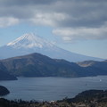 写真: 雪化粧の富士山と芦ノ湖
