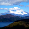 写真: 雪化粧の富士山と芦ノ湖