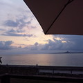 写真: 備瀬のカフェより伊江島を望む