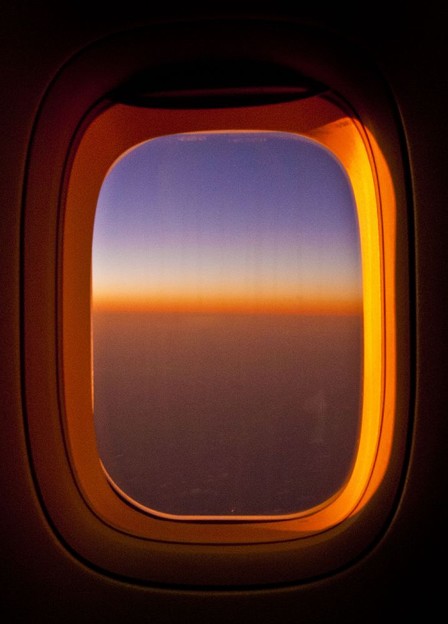写真: 機内からの夕陽