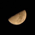 写真: 上弦の月(23:14)
