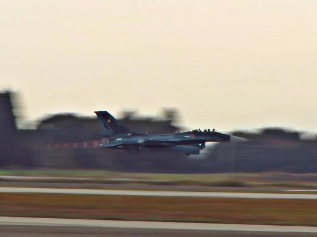 写真: 離陸するF-2