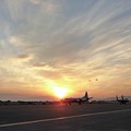 写真: P-3Cと夕日