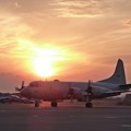 写真: P-3Cと夕日