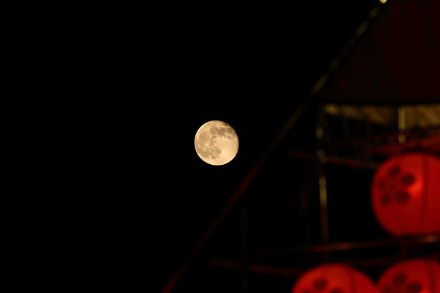 写真: 提灯と月