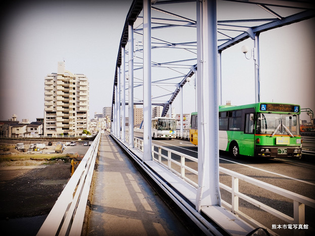 写真: 子飼橋を渡る熊本都市バス。Kumamoto toshi Bus across the Kokai bridge.