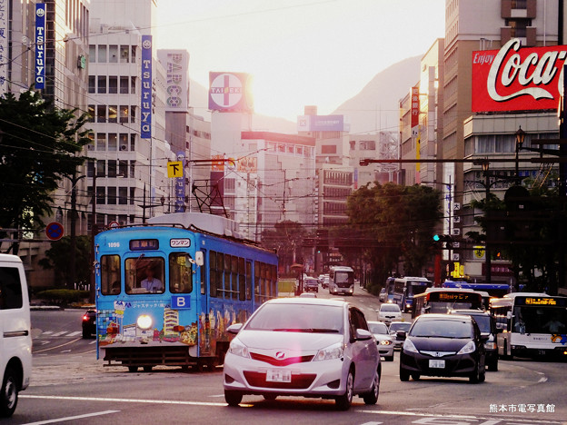 種々雑多な乗り物が走る熊本の街。