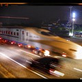 真夜中の熊本市内を車両所へ陸送される九州新幹線N700系。