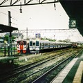 写真: 熊本駅0番Aホームから眺めたごろ寝する815系と415系と電気機関車。