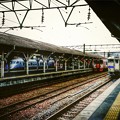 写真: 【国鉄とJRの対比】2001年当時の熊本駅1番線の様子。
