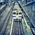 写真: 熊本駅に停まる三角線の列車を上から眺めるの図。