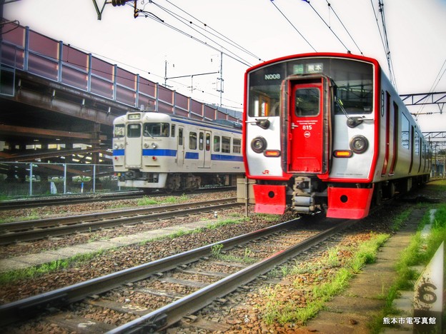 写真: 熊本駅付近を走る415系と815系電車。