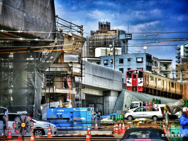写真: 工事中の新水前寺駅と電停。