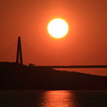 写真: 夕日とサンセットブリッジ内灘