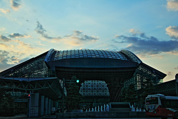 写真: 夕暮れの金沢駅  鼓門　もてなしドーム