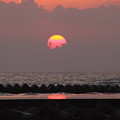 写真: 日本海に沈む夕陽