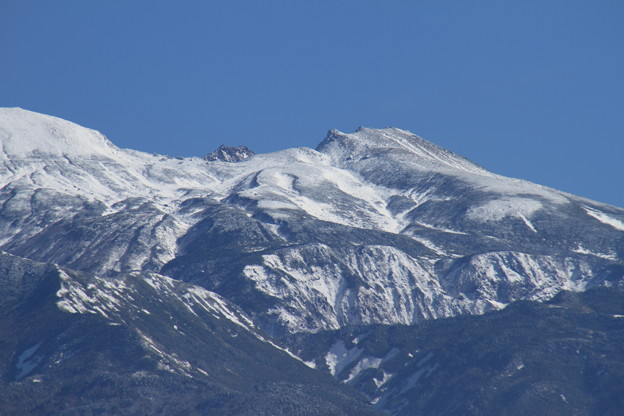 写真: 冠雪の白山　左から大汝峰　剣ヶ峰　最高峰の御前峰
