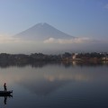 朝の河口湖と富士山