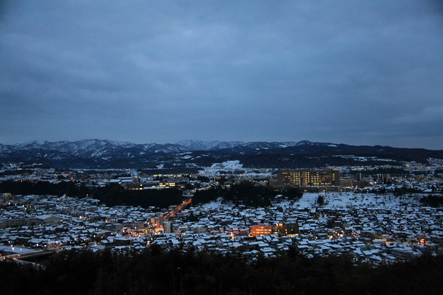 写真: 金沢市　雪の街並みと夕暮れ（山側）1