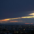 金沢市　雪の街並みと夜景　夕焼け空　飛行機通過中