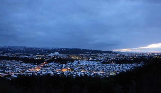 写真: 金沢市　雪の街並み　夕暮れ(山側）2