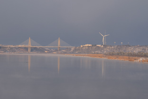写真: 早朝の河北潟とサンセットブリッジ