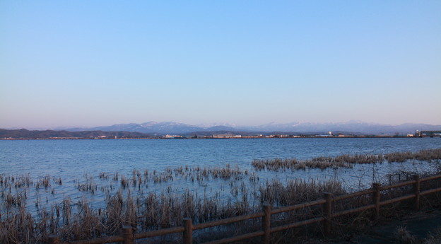写真: 河北潟　背景右の方に白山