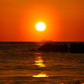 写真: 日本海に沈む夕陽   船