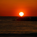 写真: 日本海と夕陽   だるまor風船？