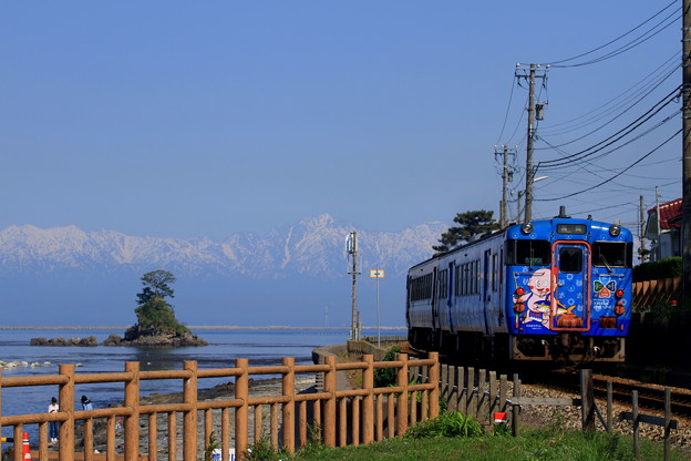 写真: 海岸線を走る電車　 ひみぼうずくん　立山連峰と女岩(2)
