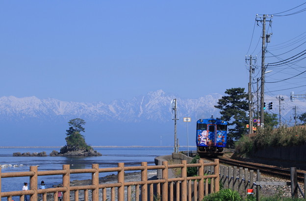 写真: 海岸線を走る電車　ひみぼうずくん　立山連峰と女岩(1)
